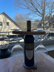 a bottle of wine on a table with two glasses at Apartement Willingen in Stryck