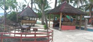 ein Resort mit einem Spielplatz mit Pavillon in der Unterkunft Anda Poseidon’s Beach Resort in Anda