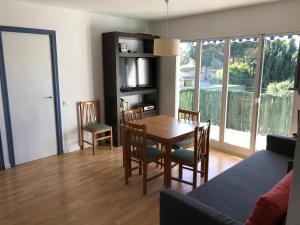 une salle à manger et un salon avec une table et des chaises dans l'établissement Apartamento a 100m de la Cala Blanca, à Jávea 10 autres photos