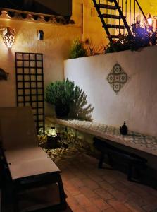 d'une terrasse avec un banc et un mur. dans l'établissement Casa Campana, à Arcos de la Frontera