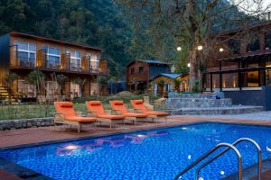 Bazén v ubytování juSTa Rasa Retreat & Spa Rishikesh nebo v jeho okolí