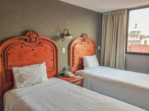 Llit o llits en una habitació de Hotel Canada