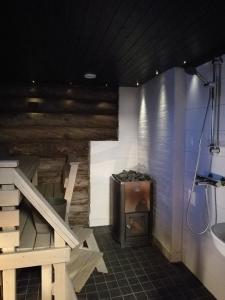 a bathroom with a sink and a bathtub at Napapiirin Järvilomat in Raanujärvi