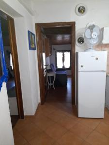 een keuken met een witte koelkast in de kamer bij Appartamento “Il Borgo” in Peccioli