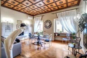 una sala de estar con un maniquí sentado en un sofá en Gianicolo Miracle Suite, en Roma