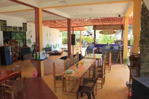 comedor con mesa y sillas en Sand Dune Beach Resort & Surf Camp, en Arugam Bay