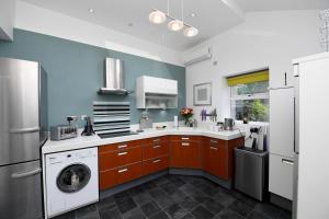 a kitchen with a washing machine and a washer at Harrogate Self Catering -Courtyard Mews - Garden in Harrogate