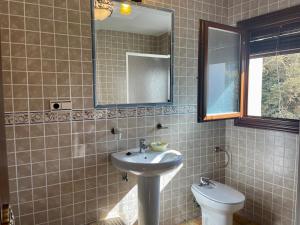 y baño con lavabo y aseo. en Hotel Rural Poqueira II en Capileira