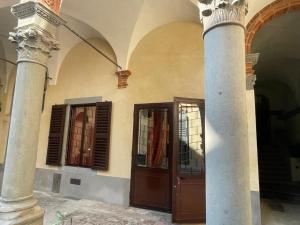 budynek z dwoma drzwiami i dwoma kolumnami w obiekcie Comfort Accommodation Loft w Bergamo