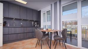 a kitchen with a table and chairs and a window at Ferienwohnung Strandkrabbe in Baabe