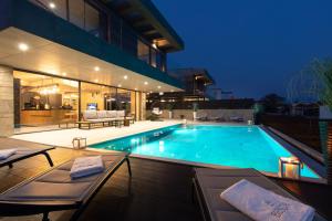 Bazén v ubytování Luxury villa PRESTIGE with sauna and jacuzzi nebo v jeho okolí