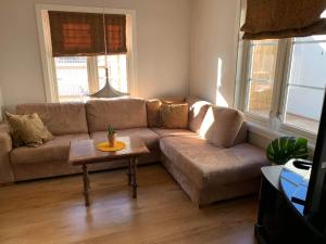 a living room with a couch and a coffee table at Sentralt hus i Rjukan in Rjukan