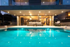 Bazén v ubytování Luxury villa PRESTIGE with sauna and jacuzzi nebo v jeho okolí