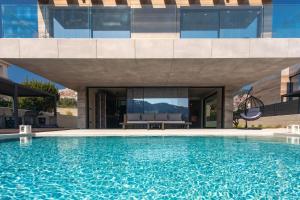 Bazén v ubytovaní Luxury villa PRESTIGE with sauna and jacuzzi alebo v jeho blízkosti