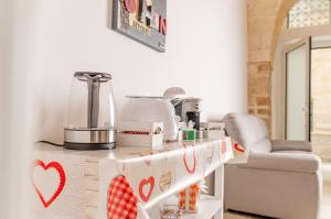 eine Küche mit einem Tisch und einem Mixer darauf in der Unterkunft [ApuliaLux] Marietta Luxury House - Centro Storico in Brindisi
