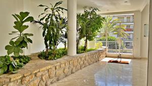 una piscina in un edificio con piante di LA LANTERNE a Nizza