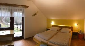 Tempat tidur dalam kamar di Turistična kmetija Čerček