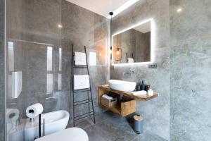 Koupelna v ubytování Luxury villa PRESTIGE with sauna and jacuzzi
