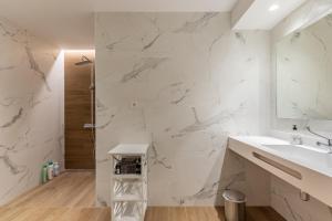a bathroom with a sink and a shower at EightRooms La Rioja Pension in Logroño