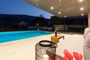Bazén v ubytování Luxury villa PRESTIGE with sauna and jacuzzi nebo v jeho okolí