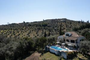 Bazén v ubytovaní Villa Anemelia by Rodostamo Collection alebo v jeho blízkosti