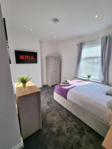 um quarto com uma cama grande e uma janela em 264 The Hungerford em Crewe