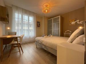 um quarto com uma cama, uma mesa e uma secretária em Superbe T3 climatisé - 61m2 - vue port - centre historique - balcon - WIFI - La FAROTO em Toulon