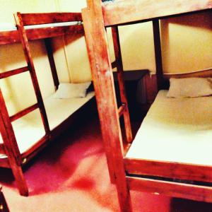 ein Paar Etagenbetten in einem Zimmer in der Unterkunft Pershyy Hostel u Cherkasah in Tscherkassy