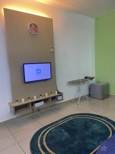 En tv och/eller ett underhållningssystem på Private Studio Viana Court Service Apartment 1 with private parking