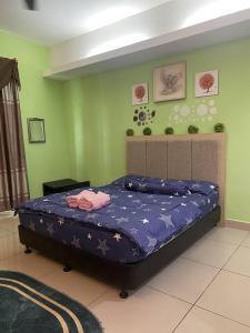 En eller flere senge i et værelse på Private Studio Viana Court Service Apartment 1 with private parking