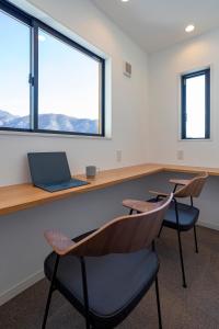 une salle de réunion avec deux chaises et un ordinateur portable sur un bureau dans l'établissement ASAE, à Azagawa