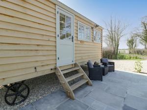 una porta sul lato di una casa di Acorn a Weston-super-Mare