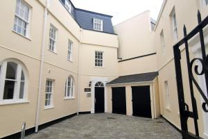 a view of the back of the building at Courtyard Retreat in Southampton +3 photos