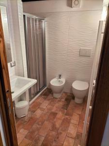 łazienka z toaletą, bidetem i umywalką w obiekcie Casetta di Ghino w mieście Radicofani