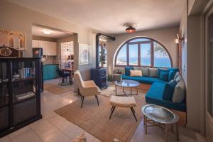 A seating area at Helios Selene