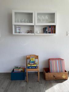 Knihovna v prázdninového domu + 3 fotografie
