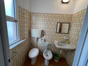 un piccolo bagno con servizi igienici e lavandino di Hotel Villa Cristina a Rimini