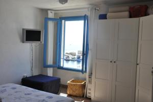 a bedroom with a window and a bed and a door at Sole e Mare in Favignana