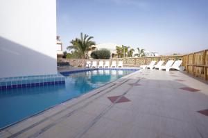 La alberca dentro o cerca de YalaRent Afarsemon Apartments with pool - For Families & Couples