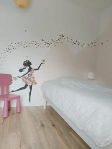 um quarto com uma cama com estrelas na parede em "Mont 1er Pas" proche Mont St Michel em Pontorson