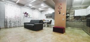 uma sala de estar com uma cadeira e uma mesa numa cozinha em Casa Vacanze Luxury CASELLO 28 em Marconia