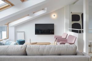 Televízia a/alebo spoločenská miestnosť v ubytovaní Villa Loretopea by FeelFree Rentals