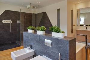 Kúpeľňa v ubytovaní Villa Loretopea by FeelFree Rentals