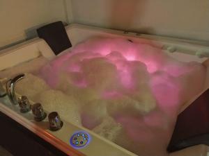 Fotografia z galérie ubytovania Villa Tokio con jacuzzi y piscina privada v destinácii Chiclana de la Frontera
