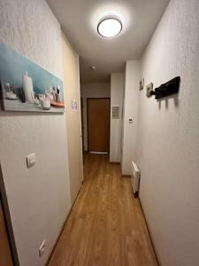 przedpokój apartamentu z drewnianą podłogą w obiekcie Appt hyper-centre Loudenvielle 4pers Terrasse Sud vue montagne w mieście Loudenvielle