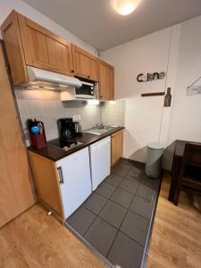 Una cocina o kitchenette en Appt hyper-centre Loudenvielle 4pers Terrasse Sud vue montagne