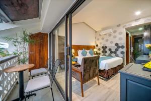 會安的住宿－Square Villa Hoi An，酒店客房设有一张床和一个阳台。
