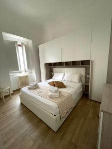 una camera con un grande letto bianco di cas'Elisa a Cisternino