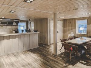 Väjern的住宿－Havets Magasin，厨房以及带桌椅的用餐室。