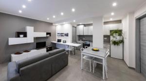 eine Küche und ein Wohnzimmer mit einem Sofa und einem Tisch in der Unterkunft Exclusive PrivateBeach - Explora Lake 3 in Omegna